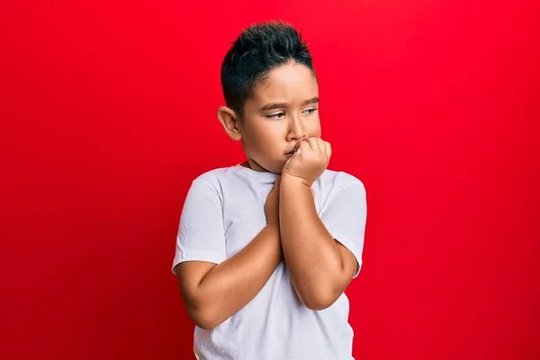 Petit Garçon Hispanique Enfant Portant Shirt Blanc Décontracté Air Stressé — Photo