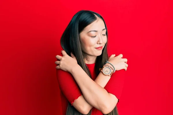 Jonge Chinese Vrouw Draagt Casual Kleding Knuffelend Zichzelf Gelukkig Positief — Stockfoto