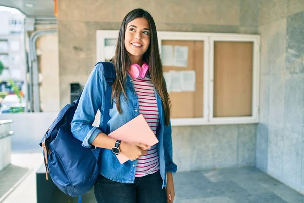 Joven Estudiante Hispana Sonriendo Feliz Usando Auriculares Universidad — Foto de Stock