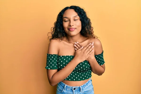 Mulher Latina Jovem Vestindo Roupas Casuais Sorrindo Com Mãos Peito — Fotografia de Stock