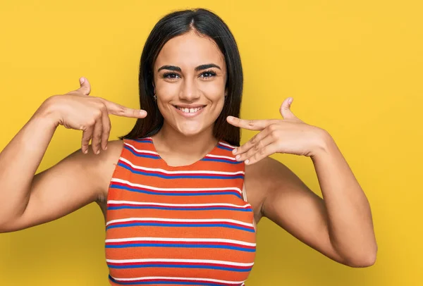 Mulher Morena Jovem Vestindo Roupas Casuais Sorrindo Alegre Mostrando Apontando — Fotografia de Stock