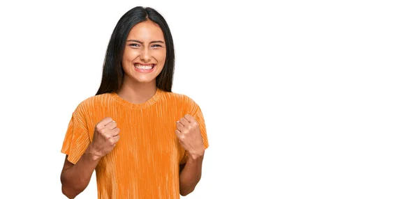 Mladá Brunetka Arabka Žena Sobě Ležérní Oblečení Nadšená Úspěchu Rukama — Stock fotografie