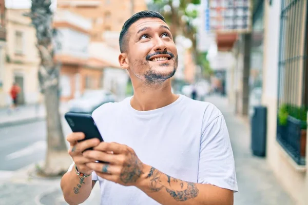 Young Hispanic Man Smiling Happy Using Smartphone Street City — Stock Photo, Image