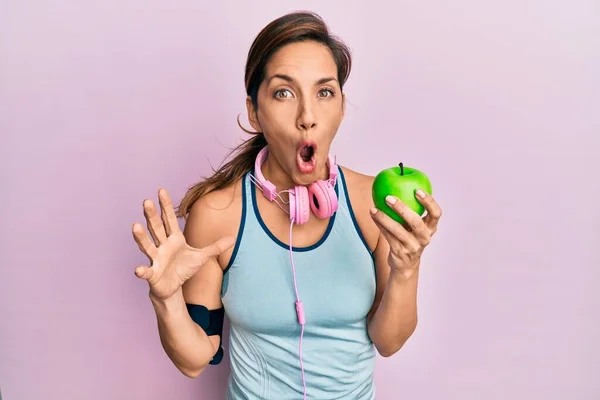 Mujer Latina Joven Usando Ropa Gimnasio Usando Auriculares Comiendo Manzana — Foto de Stock