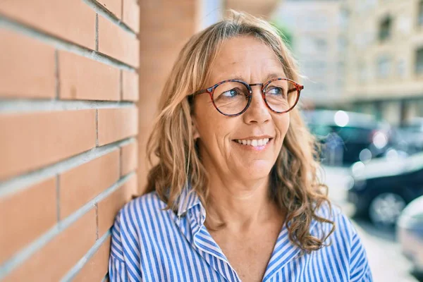 Mujer Caucásica Mediana Edad Sonriendo Feliz Pie Ciudad —  Fotos de Stock