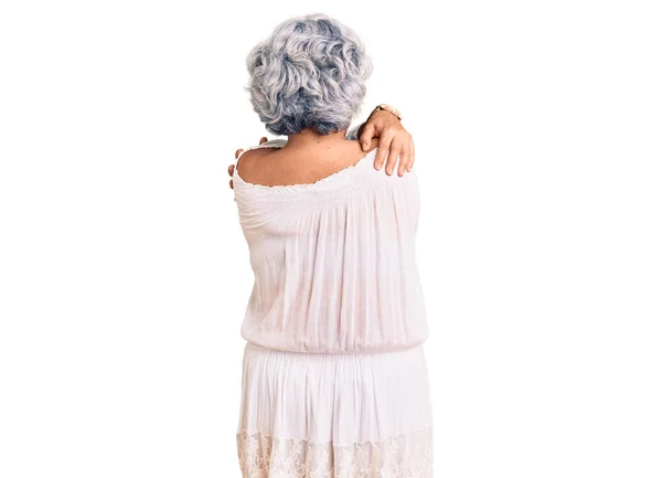 Starsza Kobieta Siwymi Włosami Cygańskim Stylu Przytula Się Szczęśliwy Pozytywny — Zdjęcie stockowe