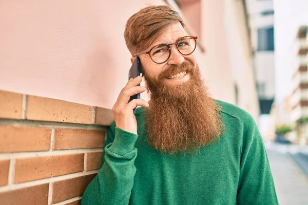 Jeune Irlandais Barbe Rousse Souriant Heureux Parlant Sur Smartphone Ville — Photo