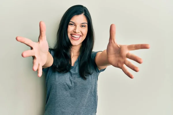 Jonge Spaanse Vrouw Casual Kleren Die Glimlachend Naar Camera Kijkt — Stockfoto