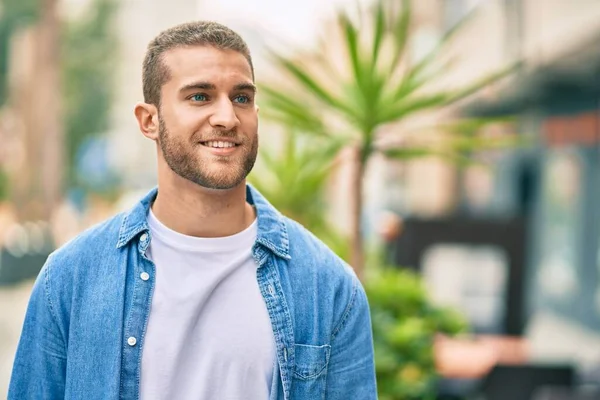 Jeune Homme Caucasien Souriant Heureux Debout Ville — Photo