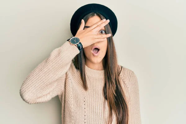 Mujer Morena Joven Con Mirada Francesa Con Boina Asomándose Shock — Foto de Stock