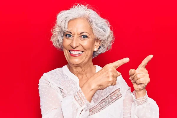 Ηλικιωμένη Γκριζομάλλα Γυναίκα Που Φοράει Καθημερινά Ρούχα Χαμογελώντας Και Κοιτάζοντας — Φωτογραφία Αρχείου