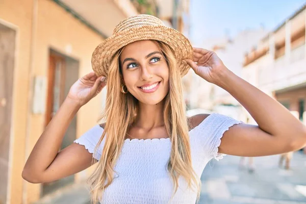 Jovem Loira Turista Menina Sorrindo Feliz Andando Cidade — Fotografia de Stock