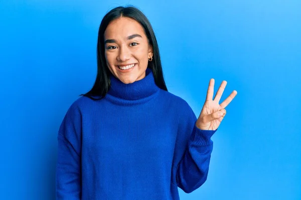Joven Mujer Asiática Vistiendo Suéter Casual Invierno Mostrando Señalando Hacia —  Fotos de Stock