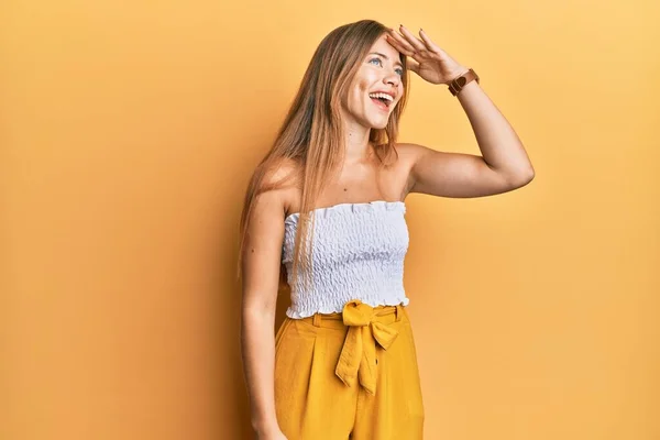 Schöne Junge Blonde Frau Lässiger Sommerkleidung Sehr Glücklich Und Lächelnd — Stockfoto