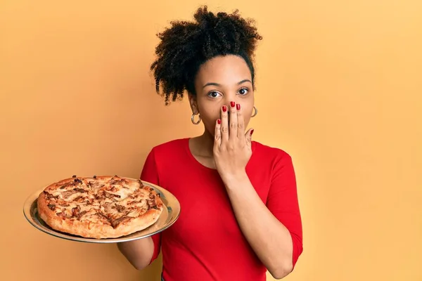 Fiatal Afro Amerikai Lány Olasz Pizzával Szájában Kézzel Sokkolva Félve — Stock Fotó