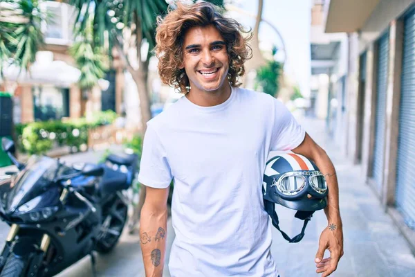 Jovem Hispânico Homem Sorrindo Feliz Segurando Moto Capacete Sobre Motocicleta — Fotografia de Stock