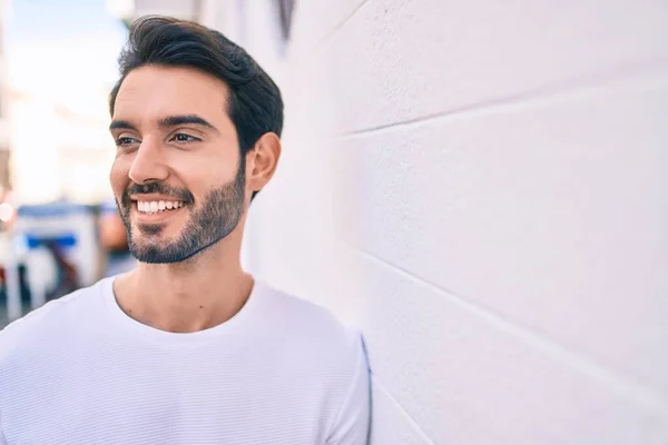 Young Hispanic Man Smiling Happy Leaning Wall City — Stock Photo, Image