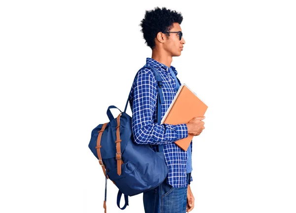 Joven Afroamericano Hombre Usando Estudiante Mochila Celebración Libro Mirando Lado —  Fotos de Stock