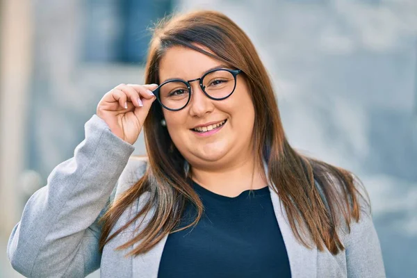 Joven Mujer Negocios Hispana Tamaño Grande Sonriendo Feliz Pie Ciudad — Foto de Stock