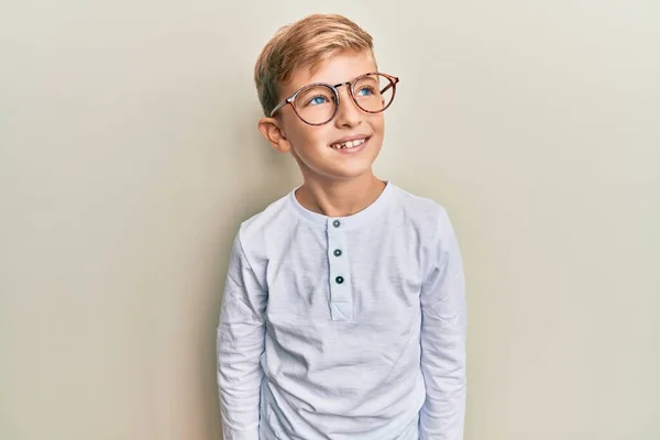 Little Caucasian Boy Kid Wearing Casual Clothes Glasses Looking Side — Stok fotoğraf
