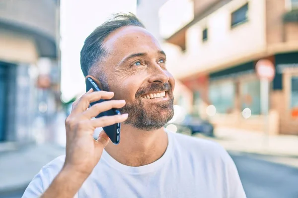 Medioevo Bell Uomo Sorridente Felice Utilizzando Smartphone Città — Foto Stock