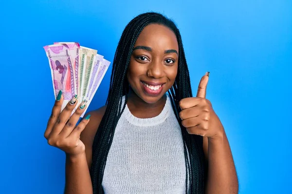 Joven Mujer Afroamericana Sosteniendo Billetes Rupias Indias Sonriendo Feliz Positivo — Foto de Stock