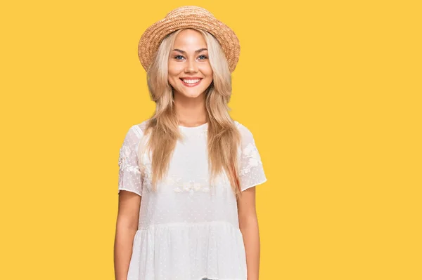 Menina Loira Jovem Usando Chapéu Verão Com Sorriso Feliz Legal — Fotografia de Stock