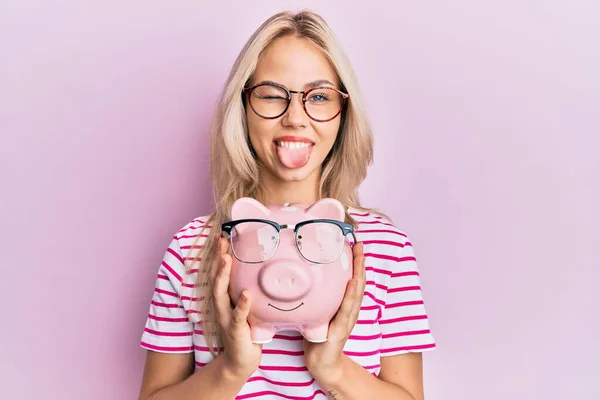 Vacker Kaukasiska Blond Flicka Håller Spargris Bank Med Glasögon Sticker — Stockfoto