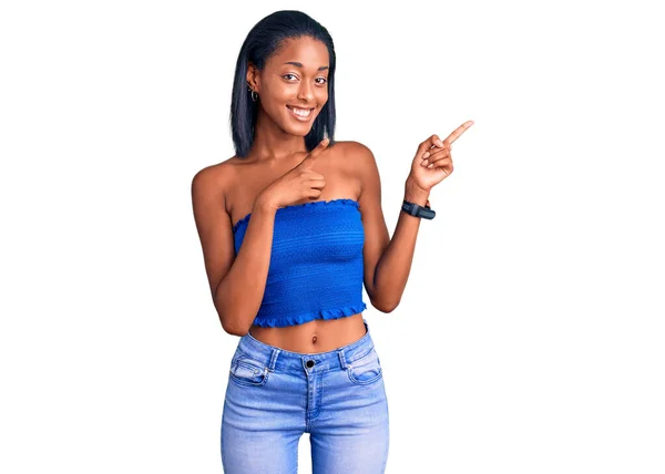 Genç Afrikalı Amerikalı Kadın Günlük Kıyafetlerini Giyiyor Gülümsüyor Kameraya Bakıyor — Stok fotoğraf