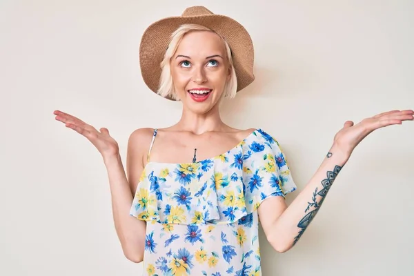Νεαρή Ξανθιά Γυναίκα Τατουάζ Φορώντας Καλοκαιρινό Καπέλο Γιορτάζει Τρελός Και — Φωτογραφία Αρχείου