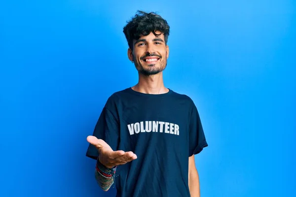 Junger Hispanischer Mann Der Ein Freiwilliges Shirt Trägt Und Fröhlich — Stockfoto