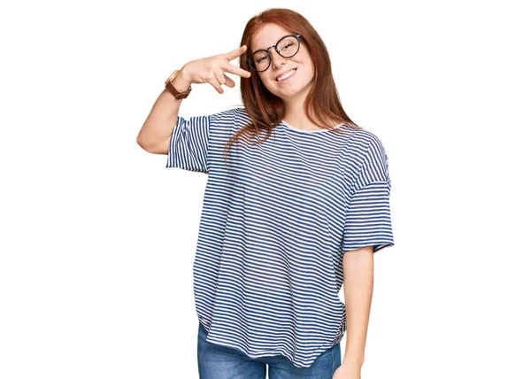 Junge Frau Mit Legerer Kleidung Und Brille Die Das Friedenssymbol — Stockfoto