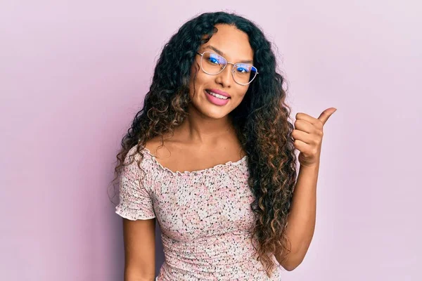 Ung Latinamerikansk Kvinna Klädd Casual Kläder Och Glasögon Leende Med — Stockfoto