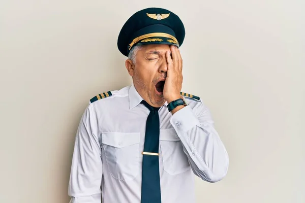 Jóképű Középkorú Férfi Repülőpilóta Egyenruhát Visel Ásít Fél Arcot Szemet — Stock Fotó