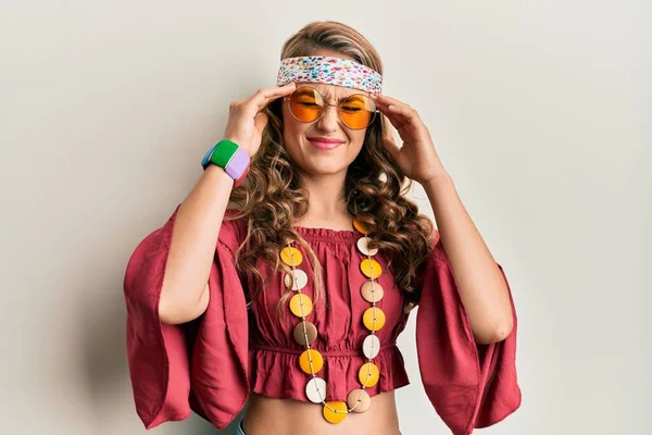 Junge Blonde Mädchen Bohemian Und Hippie Stil Leiden Unter Kopfschmerzen — Stockfoto