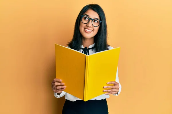 Hermosa Mujer Joven Asiática Leyendo Libro Con Gafas Sonriendo Mirando —  Fotos de Stock