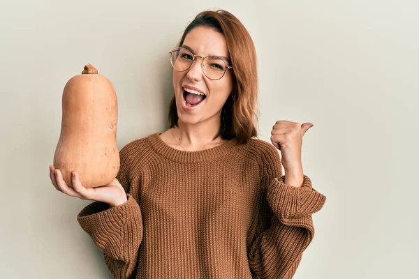 Genç Beyaz Bir Kadın Elinde Sağlıklı Bir Balkabağı Baş Parmağını — Stok fotoğraf