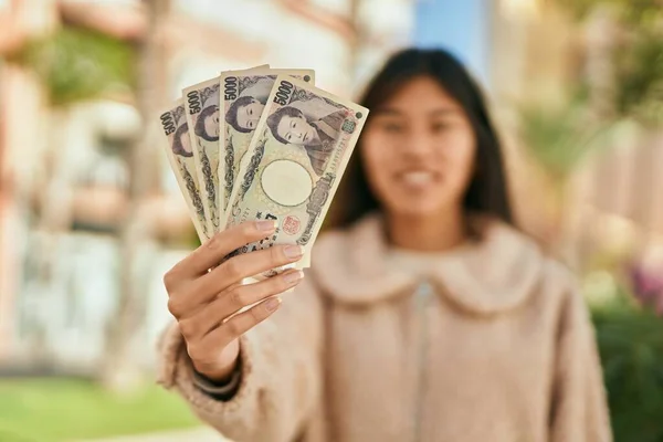 Молодая Азиатка Улыбается Счастливо Держа Японские Иены Банкноты Городе — стоковое фото