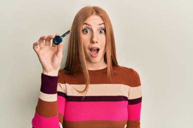 Genç İrlandalı bir kadın elinde yeni evin anahtarlarını tutuyor. Korkmuş ve şaşkına dönmüş ağzı açık, şaşırmış, inançsız bir yüz. 