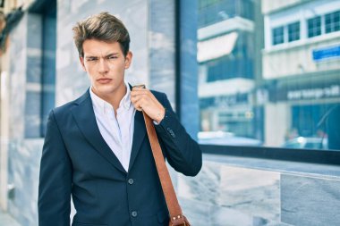 Kafkasyalı genç iş adamı, sakin bir ifadeyle şehirde yürüyor..