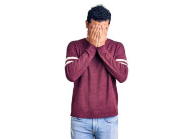 Ağlarken yüzünü ellerle kapatan, sıradan kıyafetler giyen İspanyol yakışıklı bir genç. depresyon kavramı. 