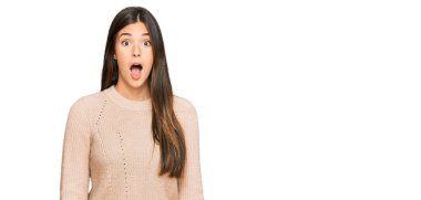 Kış süveteri giyen genç esmer kadın şaşkınlık ve şaşkınlık dolu bir ifade, korku ve heyecanlı bir yüz ifadesiyle dehşete düşmüş ve şok olmuştu.. 