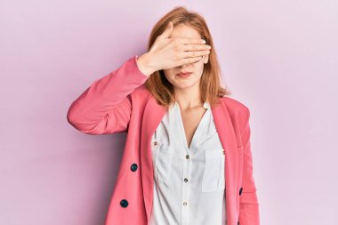 İş stili takan beyaz bir kadın ve gözlük takan, gözlerini kapayan, ciddi ve üzgün görünen bir kadın. Görme, saklama ve reddetme konsepti 