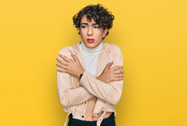 Makyaj yapan yakışıklı erkek ve kadın kıyafetleri kışın soğuktan titriyor ve donuyor. Yüzünde üzgün ve şok ifadesi var. 