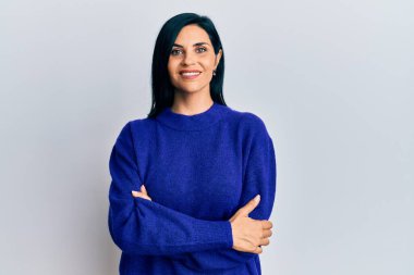 Sıradan kıyafetler giyen, kollarını kavuşturup kameraya gülümseyen beyaz bir kadın. pozitif kişi. 