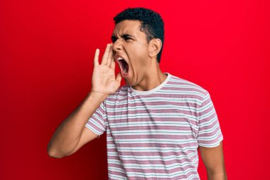 Genç Arap adam gündelik giysiler giyip el ele tutuşarak bağırıyor ve çığlık atıyordu. iletişim konsepti. 