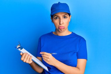 Kurye üniforması giyen güzel esmer kadın elinde pano tutuyordu. Depresyondaydı ve üzüntüden ağlıyordu. Kızgın ve korkmuştu. hüzünlü ifade. 