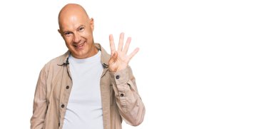 Orta yaşlı, kel bir adam dört numarayı gösterip gösterirken kendinden emin ve mutlu bir şekilde gülümsüyor.. 