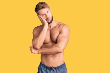 Kafkasyalı genç adam kollarını kavuşturarak depresyondan sıkılmış ve yorgun görünüyor.. 