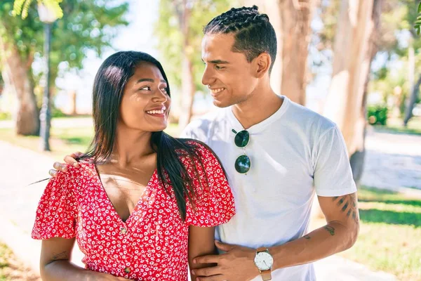 Jong Latijn Paar Glimlachen Gelukkig Knuffelen Het Park — Stockfoto